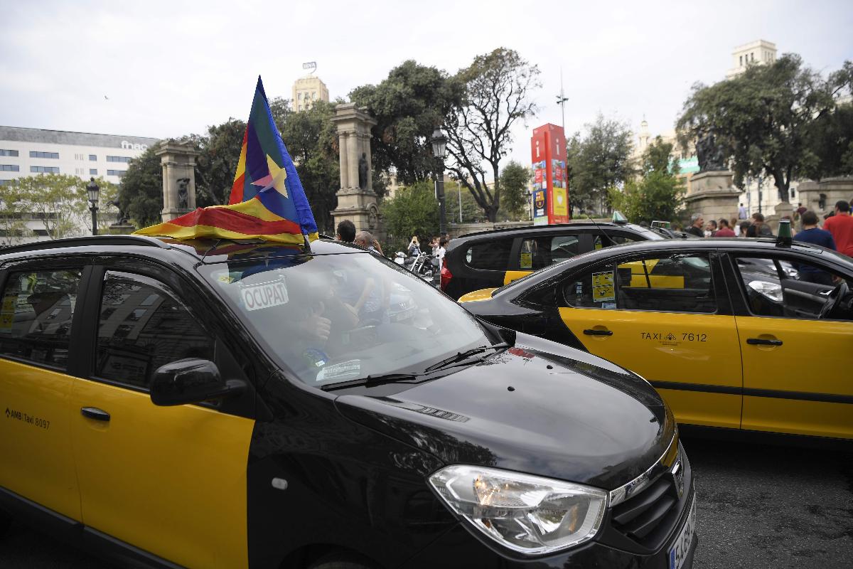 Táxis bloqueiam rua durante greve geral na Catalunha nesta terça-feira | LLUIS GENE/AFP