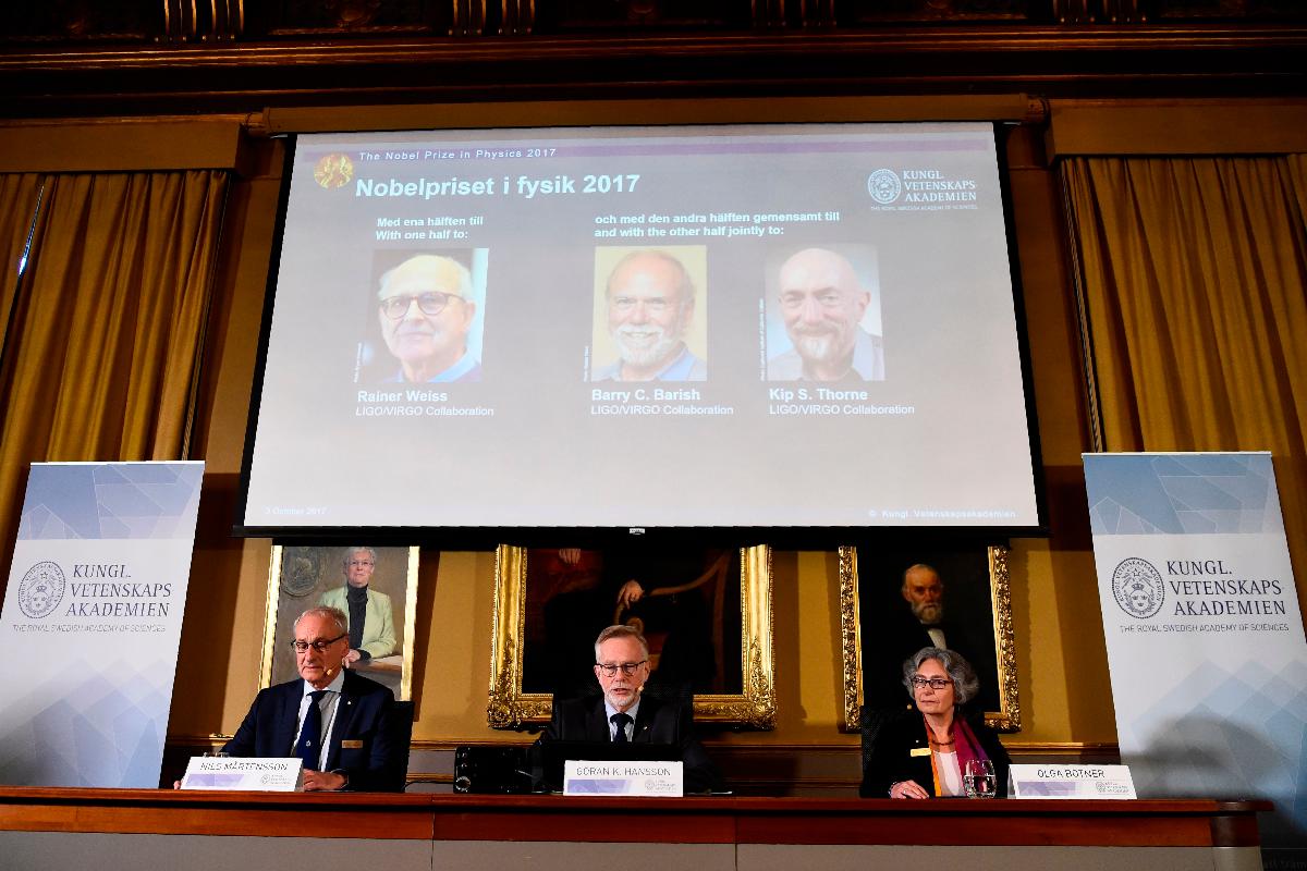 Membros do comitê do Nobel de Física anunciam vencedores | JONATHAN NACKSTRAND/AFP