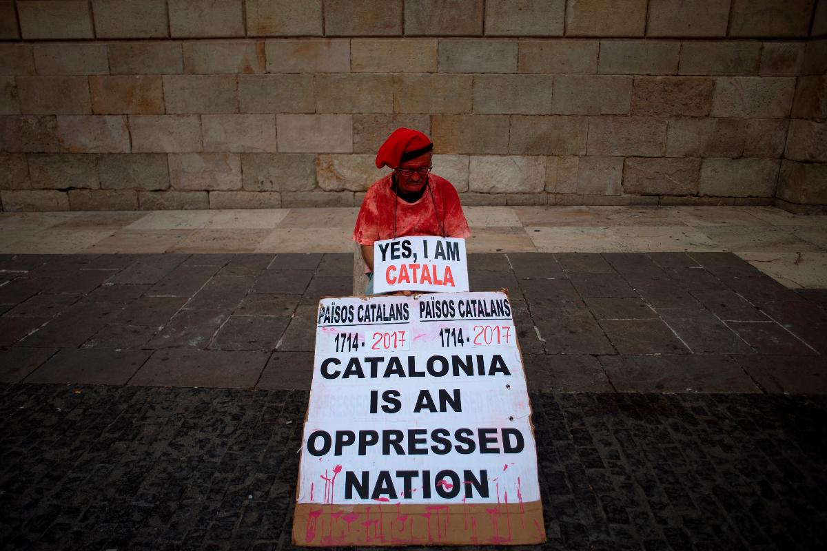 Homem segura cartaz em protesto pela separação da Catalunha | JORGE GUERRERO/AFP