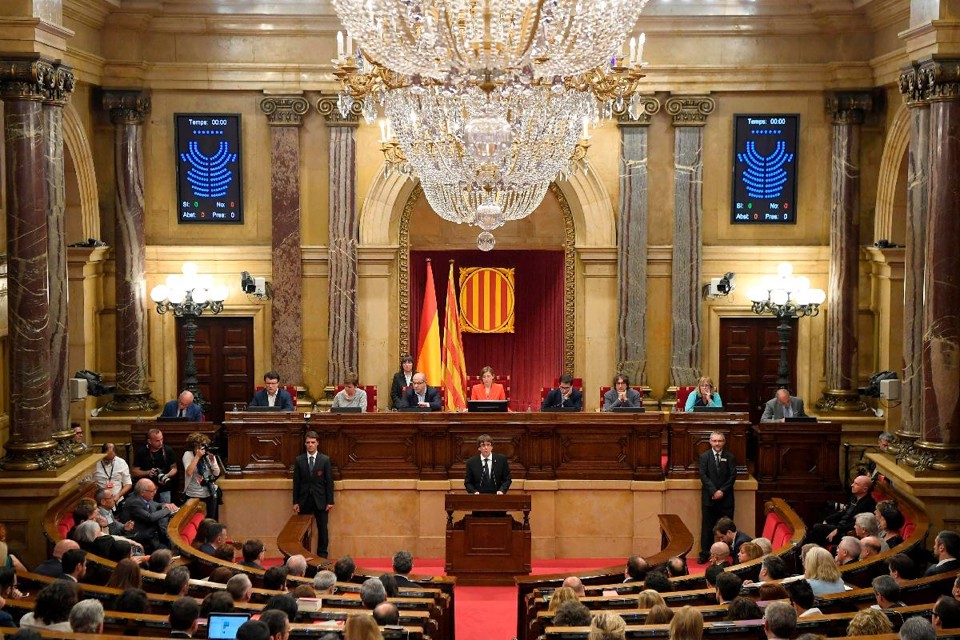 Parlamento catalão durante discurso do presidente regional Carles Puigdemont | LLUIS GENE/AFP