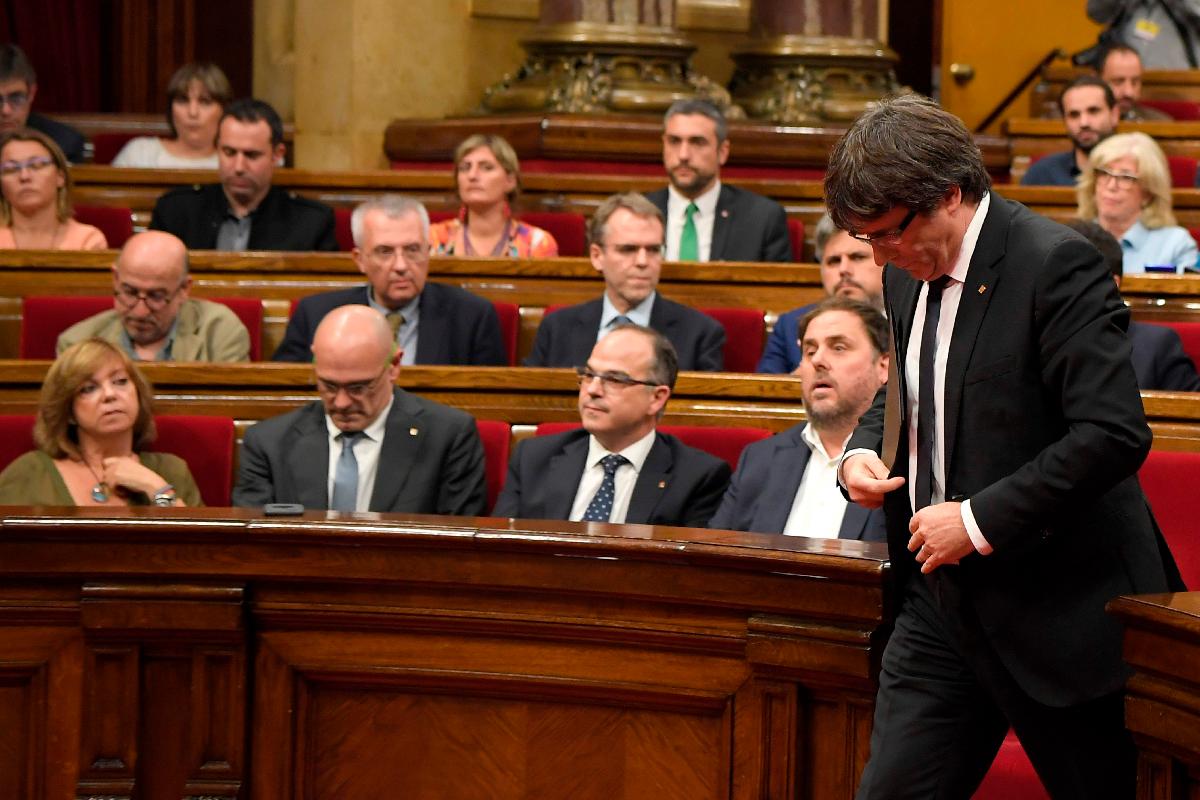 Presidente regional da Catalunha, Carles Puigdemont, fez discurso no Parlamento | LLUIS GENE/AFP