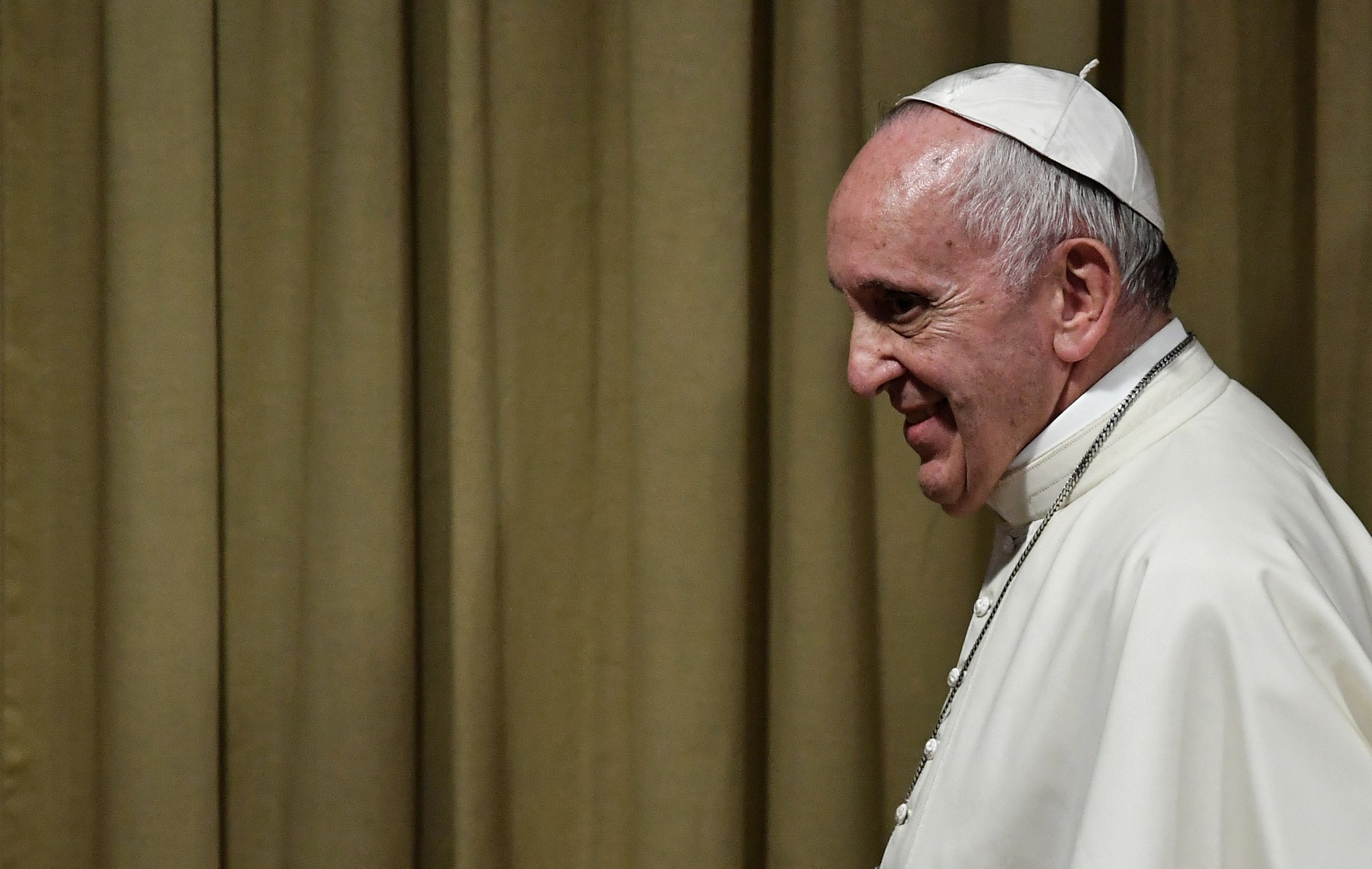 O papa Francisco enviou uma rosa de ouro ao Santuário de Nossa Senhora Aparecida para homenagear a Padroeira do Brasil | Tiziana FabiI/AFP