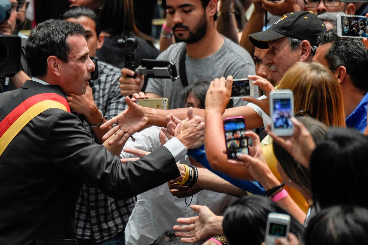 O líder da oposição, Henrique Capriles, durante manifestação em Caracas | JUAN BARRETO/AFP