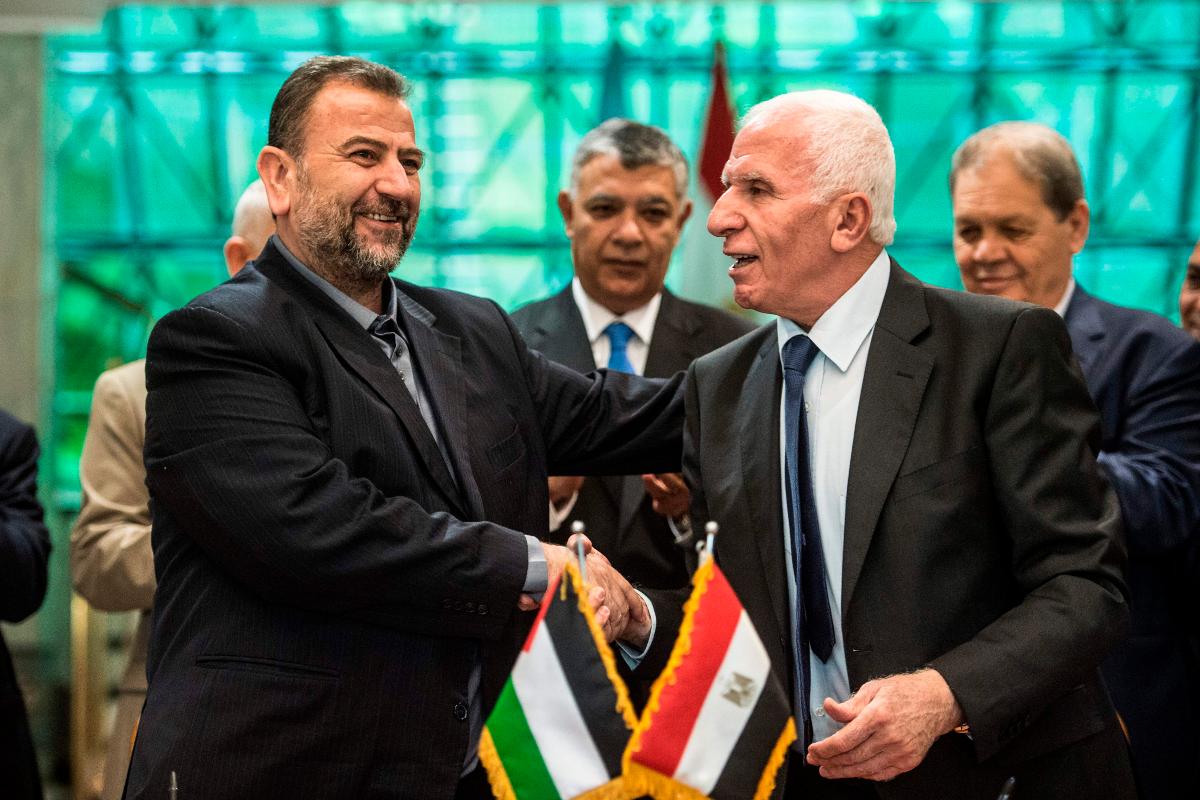 Azzam al-Ahmed e Saleh al-Arouri , líderes das delegações do Fatah e do Hamas, no Cairo | KHALED DESOUKIAFP