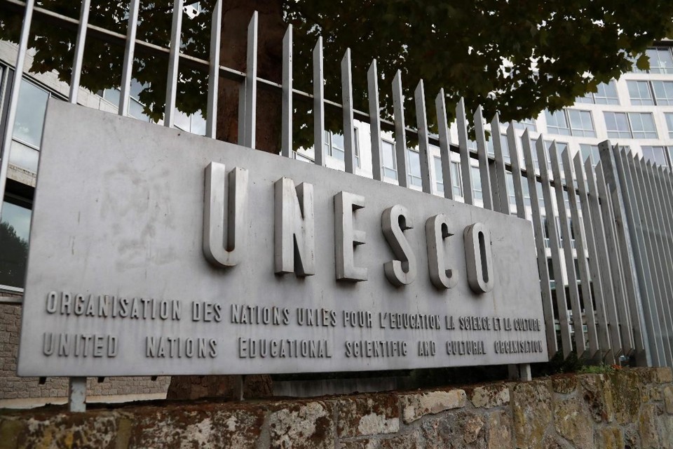 Foto tirada em 12 de outubro de 2017 mostra o logotipo da sede da Organização das Nações Unidas para a Educação, a Ciência e a Cultura (UNESCO) em Paris. | JACQUES DEMARTHON/
AFP