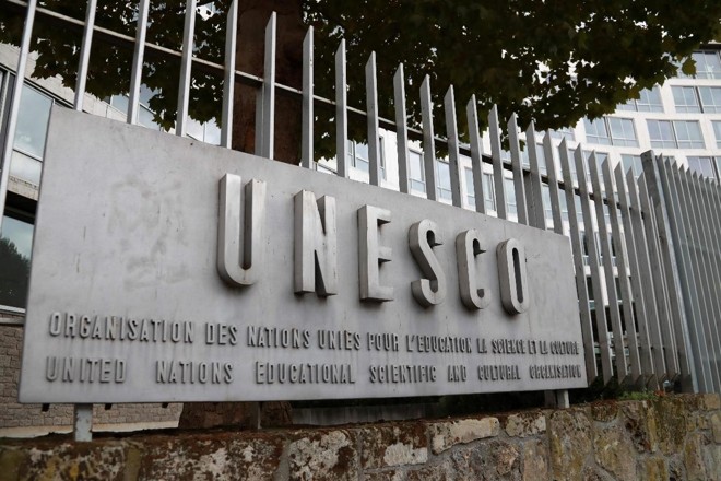 Foto tirada em 12 de outubro de 2017 mostra o logotipo da sede da Organização das Nações Unidas para a Educação, a Ciência e a Cultura (UNESCO) em Paris. | JACQUES DEMARTHON/
AFP