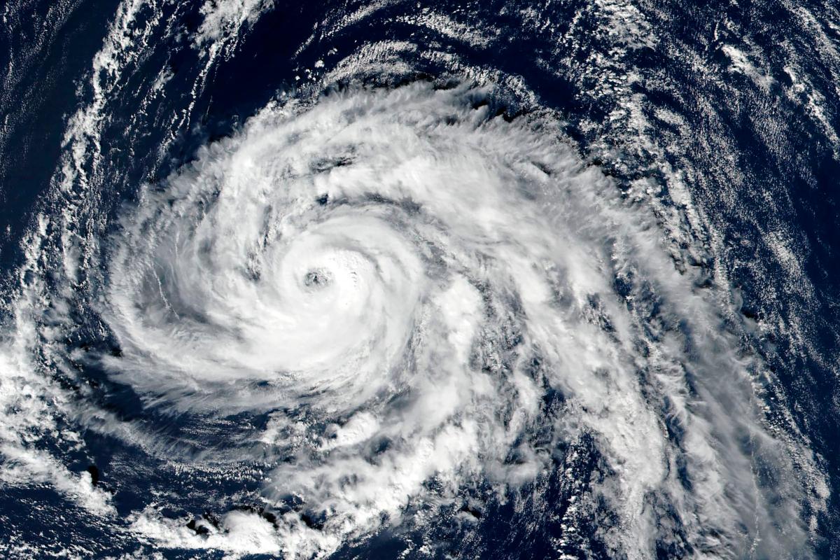Imagem de satélite divulgada pela NASA em 15 de outubro de 2017 mostra o furacão Ophelia se aproximando das ilhas dos Açores no Oceano Atlântico | HANDOUT/AFP