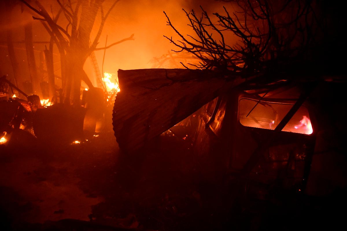 Bombeiros e civis tentam apagar as chamas de incêndio em Vigo, no noroeste da Espanha | MIGUEL RIOPA/AFP