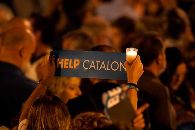 Impasse envolvendo governo espanhol e separatistas tem levado manifestantes às ruas em Barcelona | LLUIS GENE/AFP