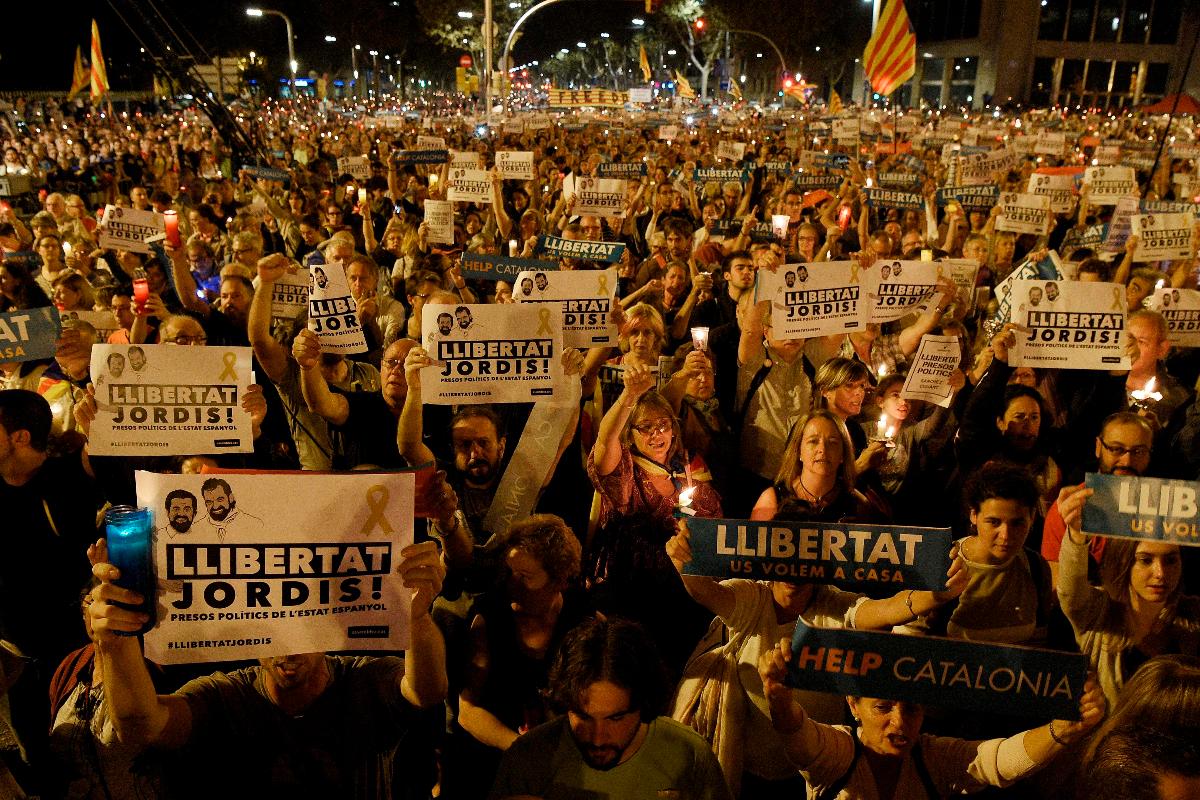 Manifestantes foram para as ruas de Barcelona protestar contra prisão de líderes separatistas | LLUIS GENE/AFP