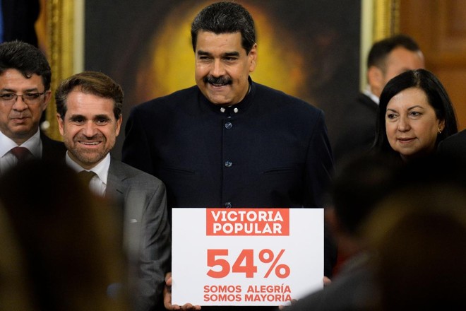 O presidente Nicolás Maduro e outros políticos comemoram após as eleições de domingo (15), na Venezuela | FEDERICO PARRA/
AFP