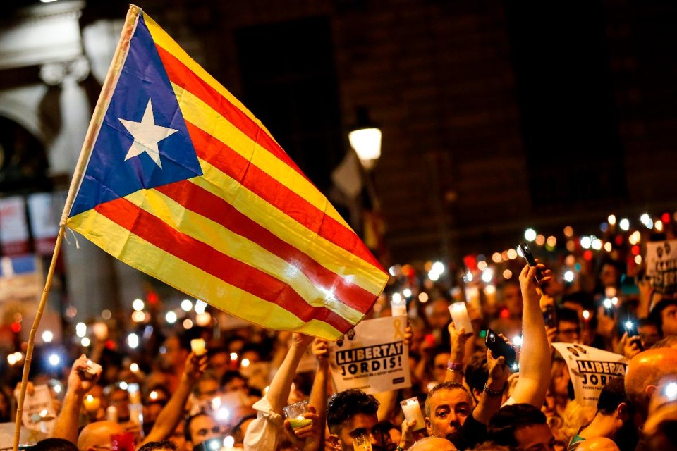 Milhares se manifestam pró-independência catalã e contra a prisão de dois líderes separatistas em Barcelona | PAU BARRENA/AFP