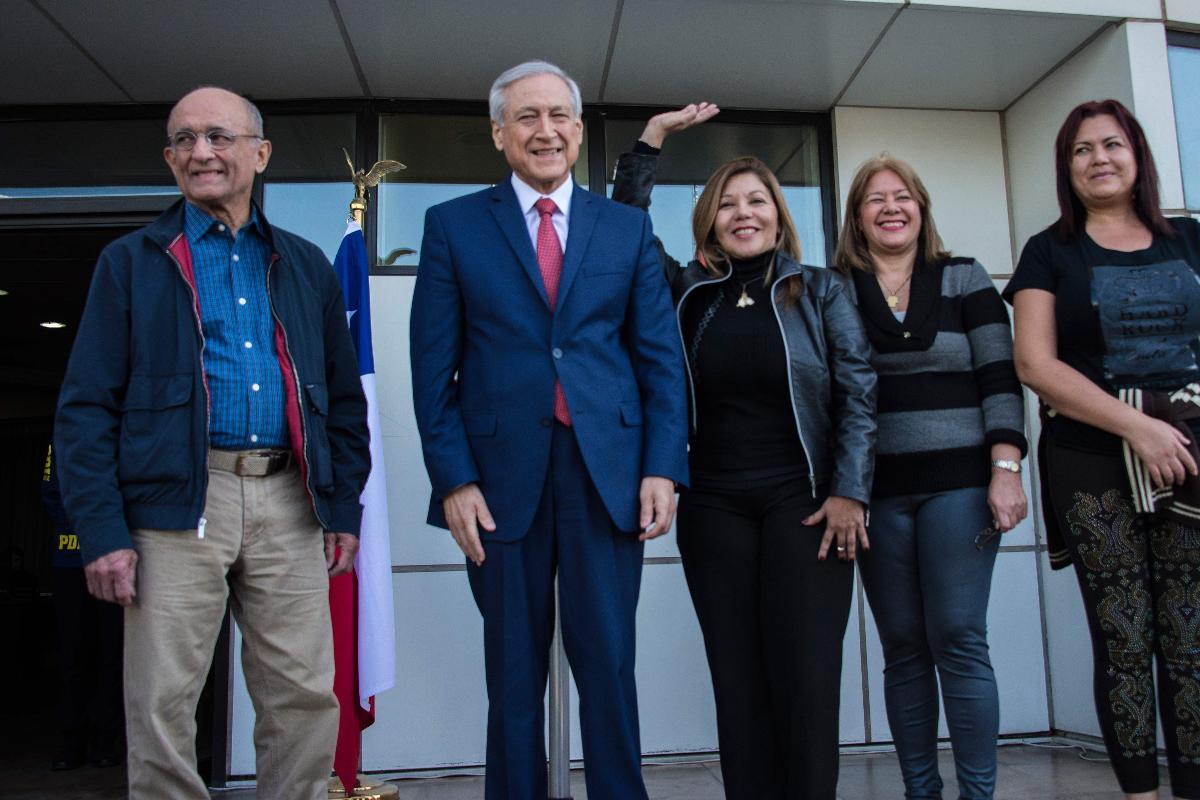 O ministro das Relações Exteriores do Chile, Heraldo Muñoz (o segundo à esquerda), com os juízes da oposição venezuelana Luis Marcano Salazar, Elenis del Valle, Zuleima Del Valle e Beatriz Ruiz, que estão procurando por asilo político no Chile, ao chegarem ao aeroporto de Santiago, nesta quinta-feira (19). Quatro magistrados de oposição venezuelanos buscaram refúgio na embaixada do Chile em Caracas desde agosto, escaparam para a Colômbia, e agora estão em Santiago. | MARTIN BERNETTI/AFP