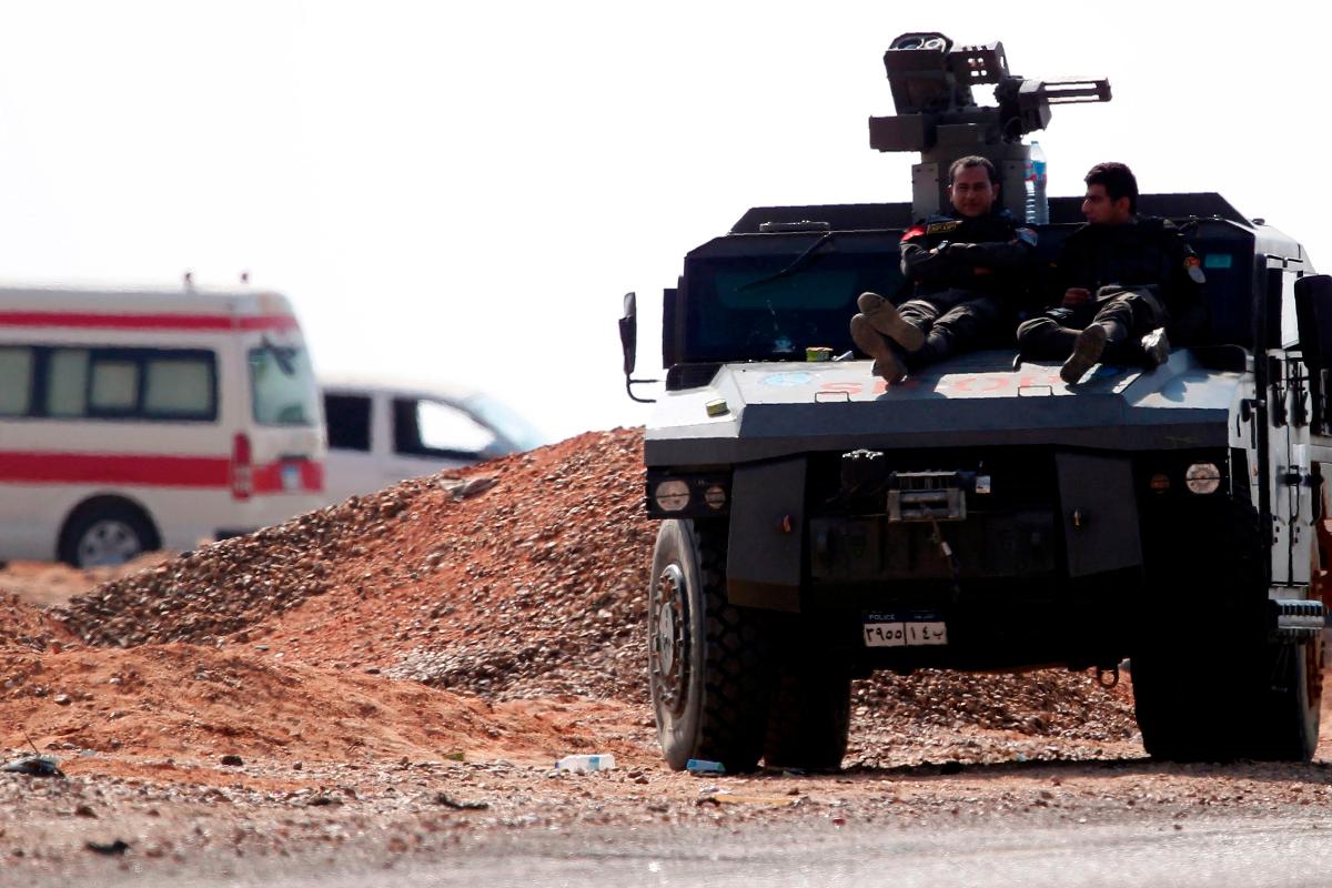 Membros das forças de segurança do Egito descansam no deserto depois do conflito deste sábado (21) | MOHAMED EL-SHAHEDAFP