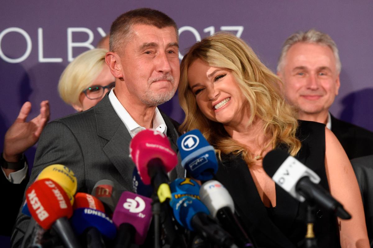 O bilionário checo Andrej Babis, presidente do movimento ANO, fala depois das eleições checas, neste sábado (21), em Praga. O partido do bilionário populista Andrej Babis, o "Trump checo", assumiu a liderança inicial nas eleições gerais da República Tcheca | MICHAL CIZEK/AFP