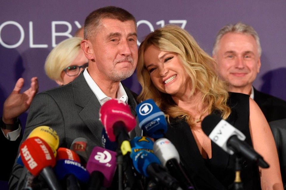 O bilionário checo Andrej Babis, presidente do movimento ANO, fala depois das eleições checas, neste sábado (21), em Praga. O partido do bilionário populista Andrej Babis, o "Trump checo", assumiu a liderança inicial nas eleições gerais da República Tcheca | MICHAL CIZEK/AFP