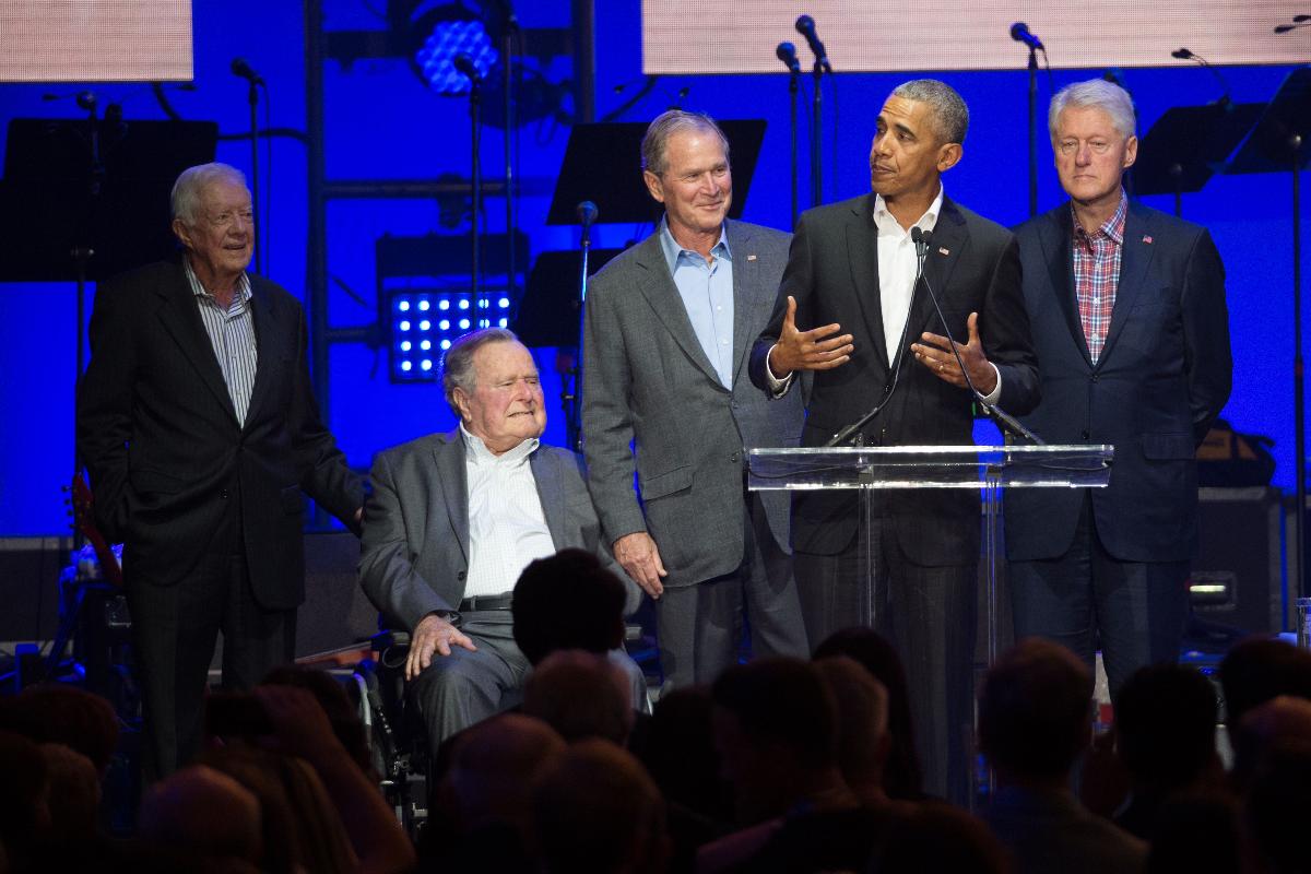 Democratas Barack Obama, Bill Clinton e Jimmy Carter e os republicanos George H. W. Bush e George W. Bush se reuniram para arrecadar fundos para vítimas de furacões nos Estados Unidos | JIM CHAPIN/AFP