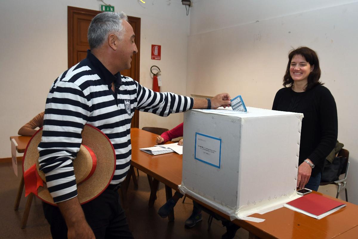 Homem depositando seu voto durante o referendo de atuonomia da Liga do Norte, em Veneza, neste domingo (22) | ANDREA PATTARO/AFP