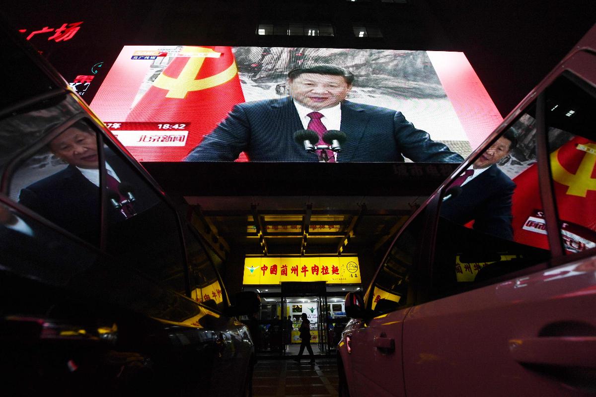 Presidente chinês Xi Jinping, em telão nas ruas de Beijing: líder conquistou segundo mandato como secretário-geral do Partido Comunista Chinês | GREG BAKER/AFP