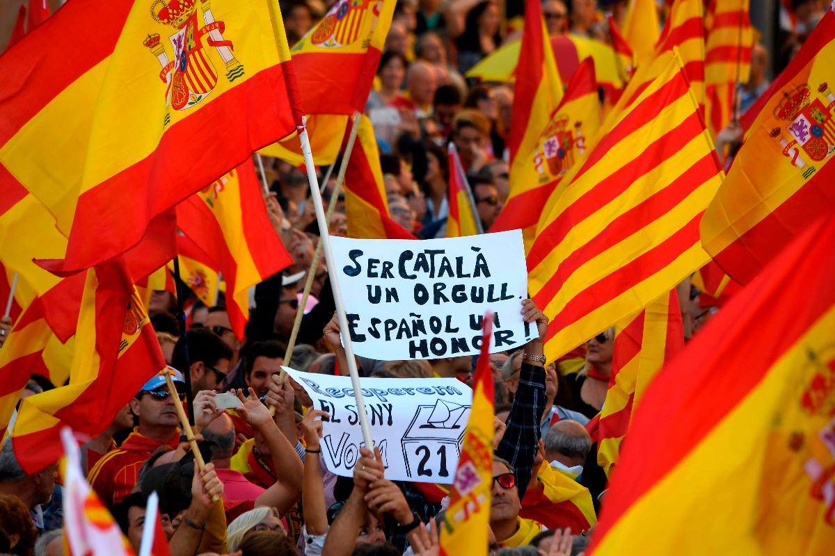 Cartaz catalão durante protesto em Barcelona: “Ser catalão é um orgulho. Ser espanhol é uma honra” | LLUIS GENE/AFP
