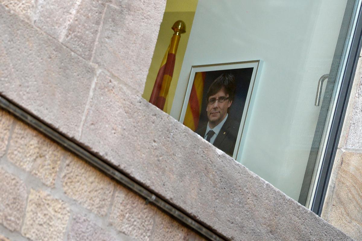 Retrato do presidente destituído da Catalunha, Carlos Puigdemont, na sede do governo regional: ele e deputados foram acusados de rebelião | JOSEP LAGO/AFP