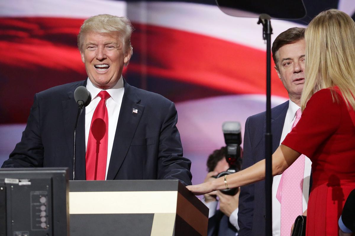 Paul Manafort, ao lado de Trump, durante campanha para presidência dos Estados Unidos | CHIP SOMODEVILLA/
AFP