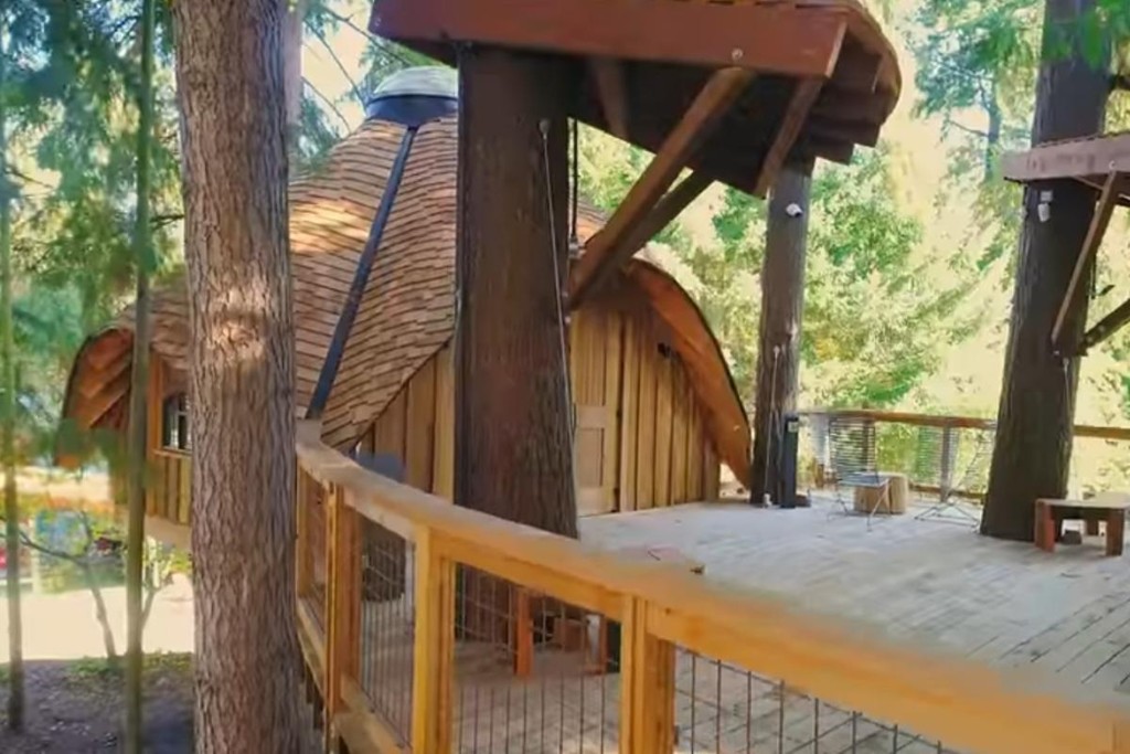 Além de mesas nas salas de reunião, as casas nas árvores da Microsoft têm cadeiras de balanço, uma lareira de gás ao ar livre e um toldo para proteger o ambiente da chuva, do vento e do sol forte.
