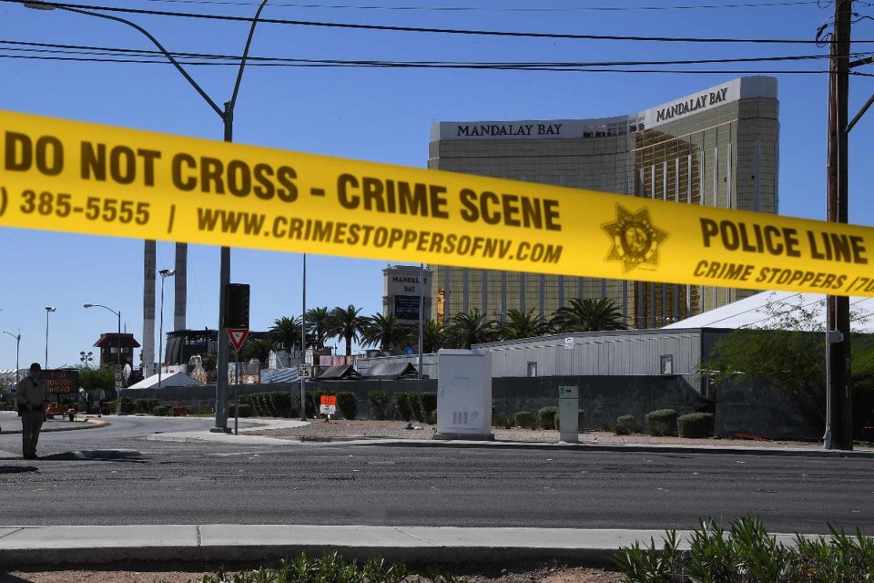 Após os disparos, Paddock foi encontrado morto por policiais no 32º andar do Hotel e Cassino Mandalay Bay | MARK RALSTON/AFP
