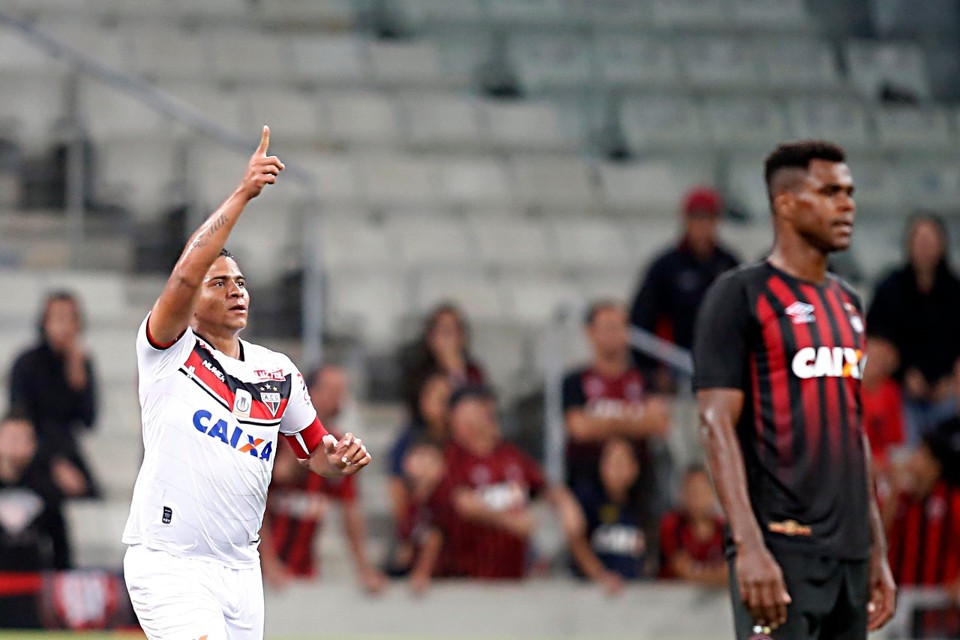 Walter agradeceu o carinho da torcida após fazer o gol: “a torcida é quase 90% do Atlético”. | Albari Rosa/Gazeta do Povo/