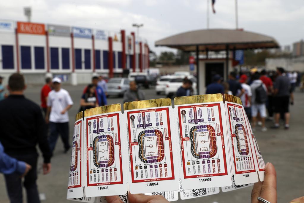 Número elevado de ingressos na mão de cambistas pode impedir recorde do Paraná. | Daniel Caron/Gazeta do Povo