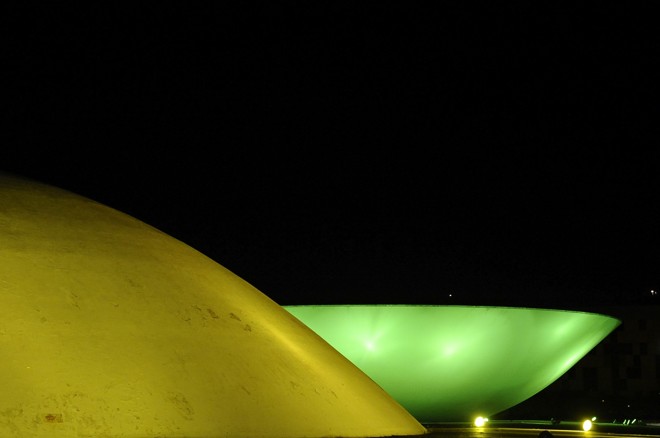 Cúpulas do Senado e da Câmara iluminadas à noite. | Jonas Pereira/Agência Senado