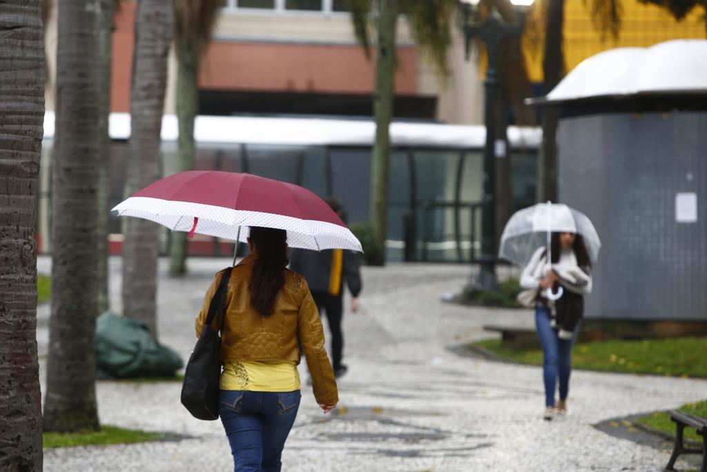 Além das temperaturas mais baixas, chuva também aparece neste fim de semana | Aniele Nascimento/Gazeta do Povo