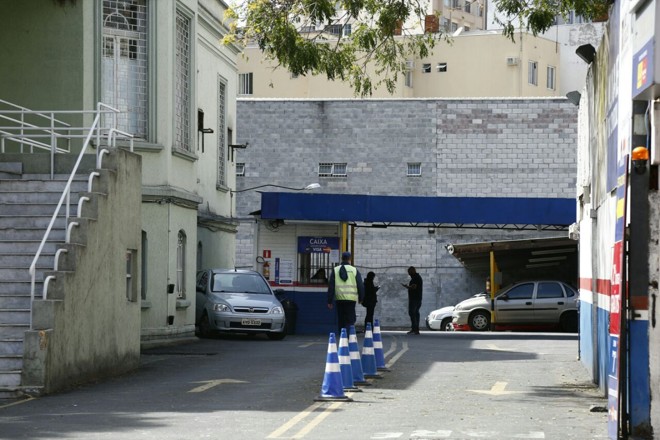Três carros foram levados do estacionamento, que na Rua Emiliano Perneta, no Centro de Curitiba. | Cecília Tümler/Gazeta do Povo