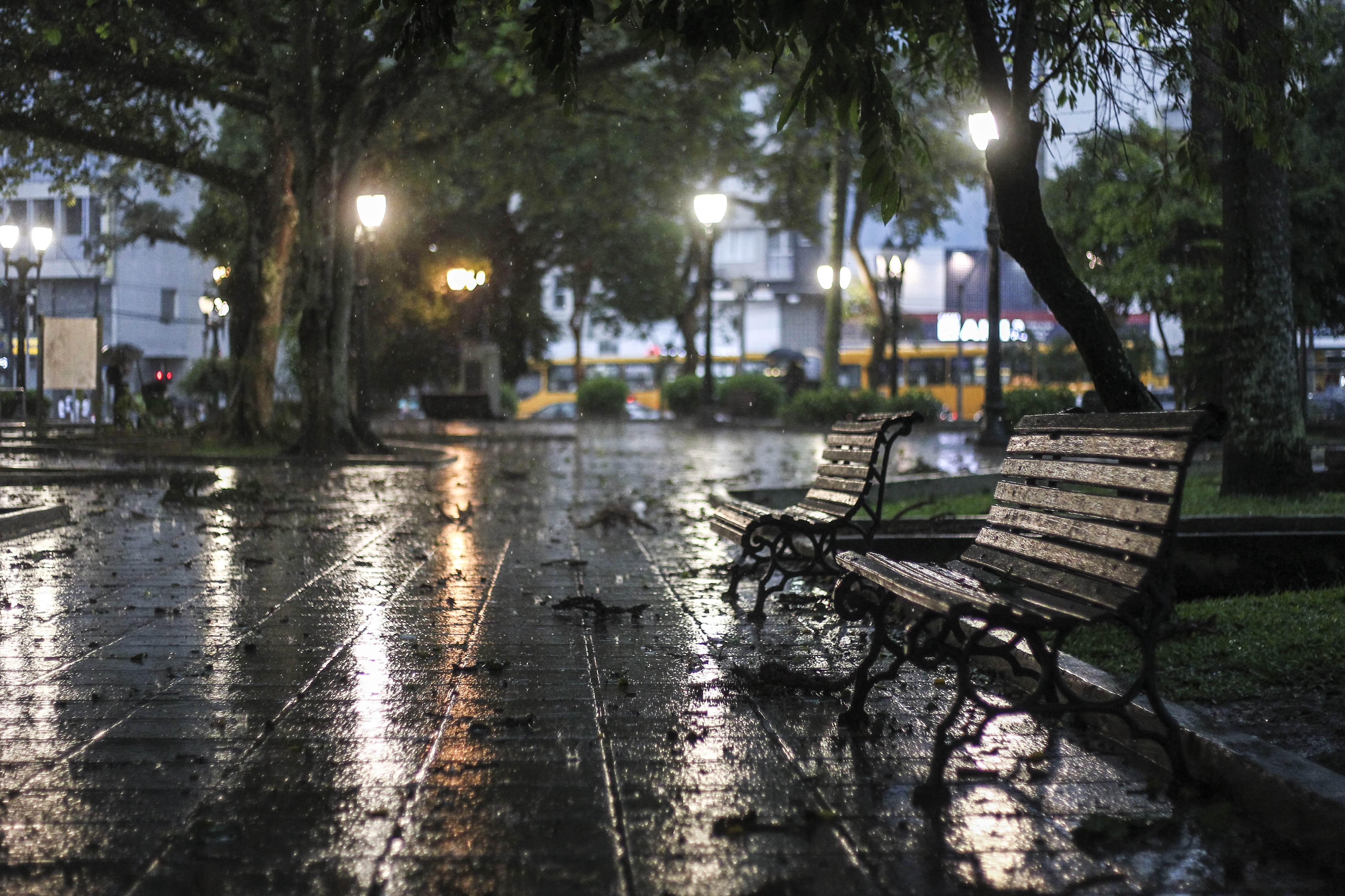 Chuvarada chegou em Curitiba e deve ficar um bom tempo por aqui | Daniel Castellano/Gazeta do Povo/Arquivo