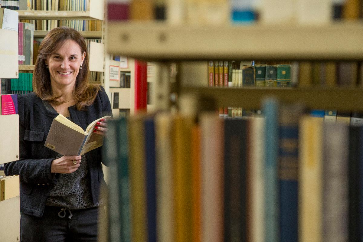 Escritora, poeta e tradutora Luci Collin ficou em segundo lugar na categoria Poesia do Prêmio Jabuti | Hugo Harada/Gazeta do Povo