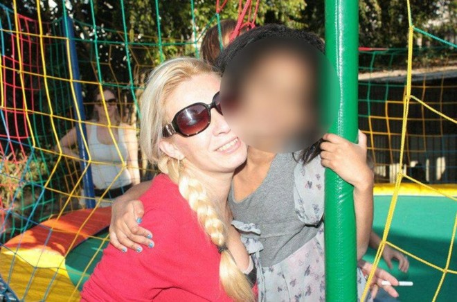 Tatiana Rimi com a filha: quase três meses depois episódio em café, criança teria passado pela mesma situação em loja de shopping em Curitiba | Reprodução/Facebook