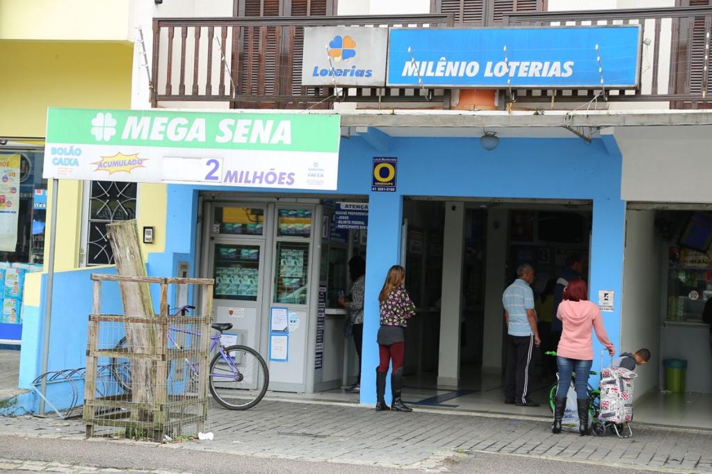 Pela primeira vez a Lotérica Milênio, no Sítio Cercado, tem um apostador vencedor do prêmio da Mega-Sena. | Giuliano Gomes/Tribuna do Paraná