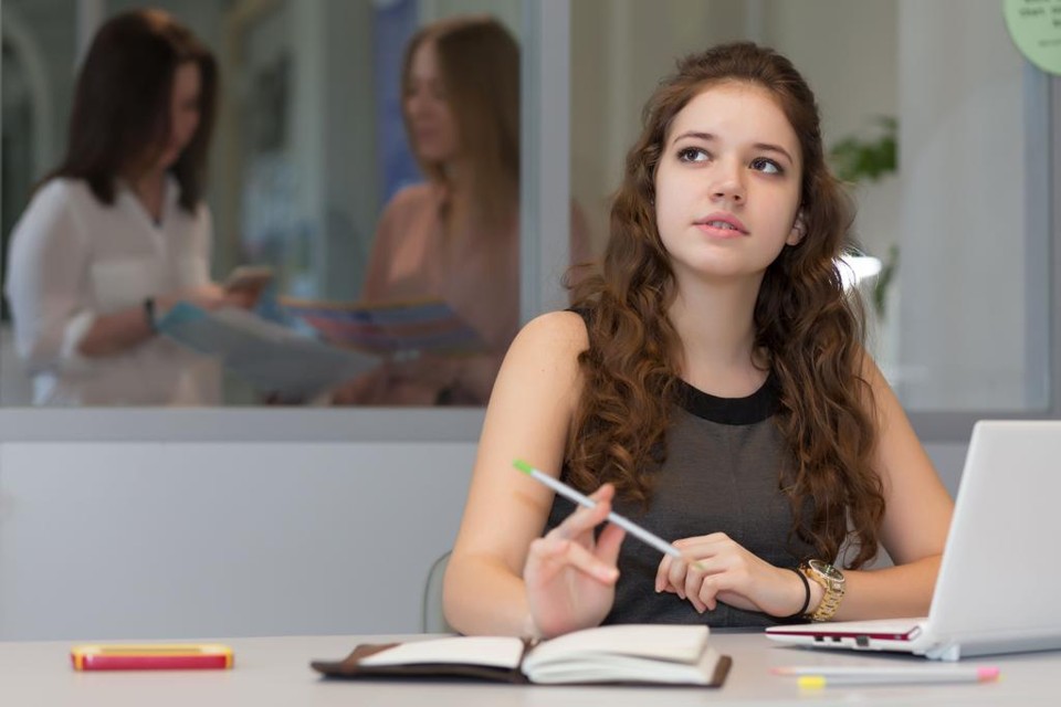 O levantamento também questionou os estudantes sobre em quais empresas eles desejam começar a carreira após a conclusão do curso. Neste caso, o Google é a companhia dos sonhos, com a Ambev em  2.º lugar. | Bistock/