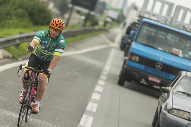 Ciclistas acreditam que mais sinalização alertando motoristas a respeito da presença dos atletas na BR-277 pode evitar novos acidentes | Marcelo Andrade/Gazeta do Povo
