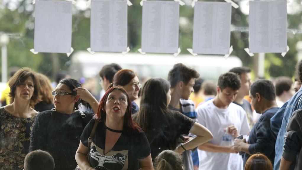 Candidatos consultando o ensalamento para a 1.ª fase do vestibular da UFPR | Jonathan Campos/Gazeta do Povo