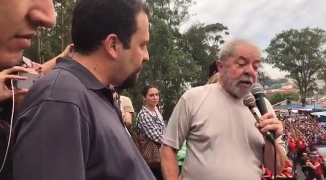 O ex-presidente Lula discursa ao lado do coordenador do MTST Guilherme Boulos. | Reprodução/Facebook