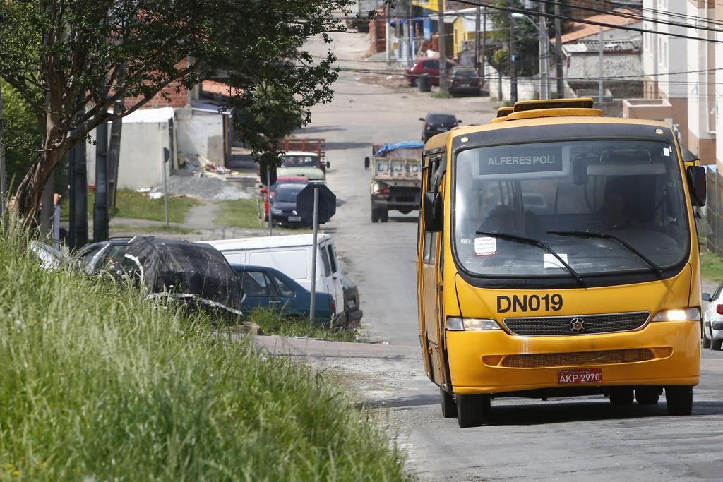 Muitos passageiros do ônibus Alferes Poli simplesmente não pagam passagem. Outros, traficam drogas sem ser incomodados. | Aniele Nascimento/Gazeta do Povo