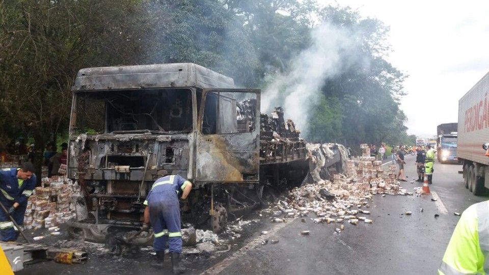 BR-376 é totalmente liberada após caminhão pegar fogo | /PRF/Divulgação