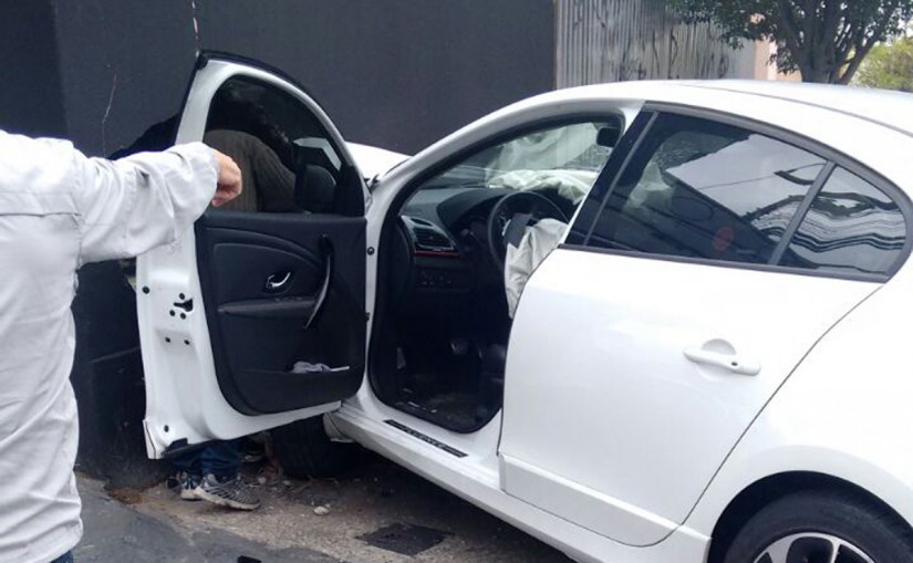 Antes de bater num muro, acusado chegou a bater em uma viatura da PM | Colaboração/