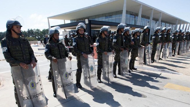 Palácio do Planalto cercado por homens do Exército, em maio de 2017, quando ocorreram manifestações contra Temer: Forças Armadas foram convocadas para garantir a ordem pelo próprio presidente, único caso de intervenção permitido pela Constituição. | Lula Marques/Agência PT