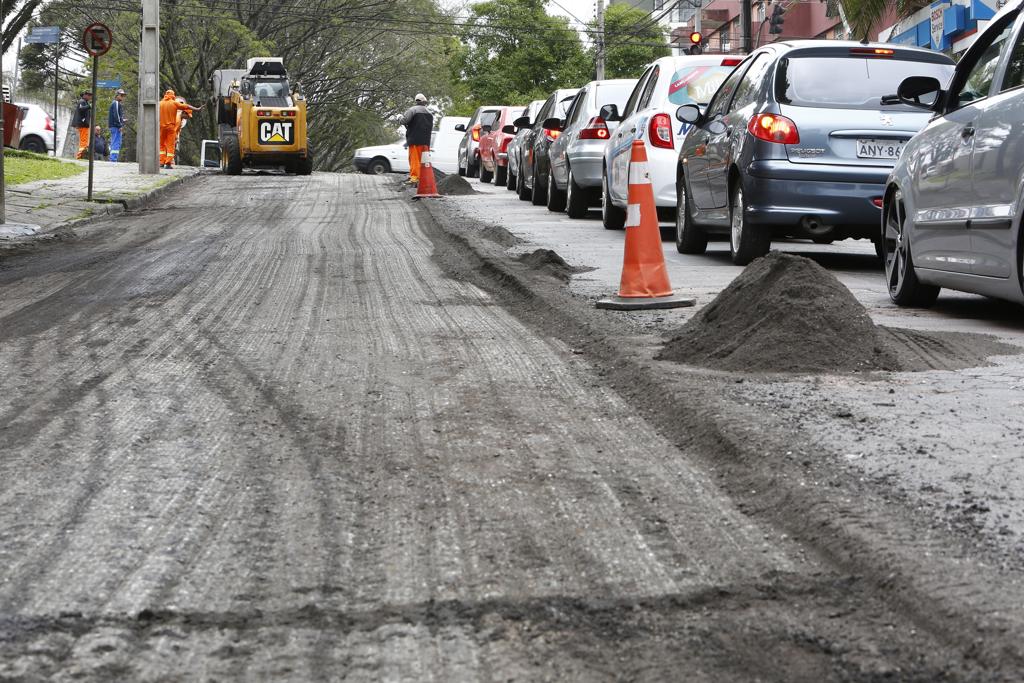 Rua Estados Unidos passa por processo de recapeamento do asfalto. | Aniele Nascimento/Gazeta do Povo