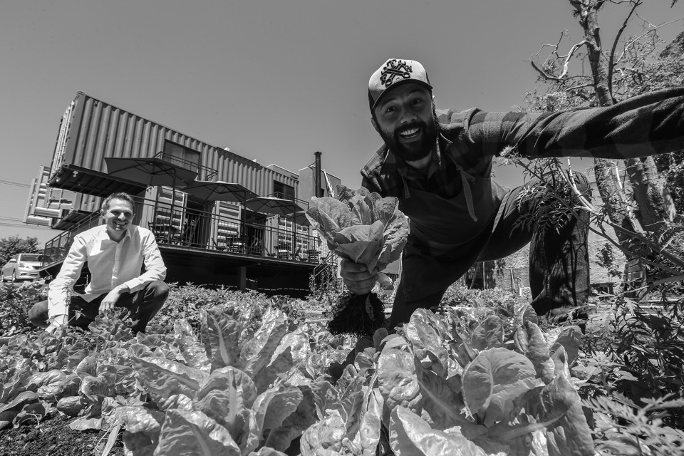 A horta que virou café, uniu e transformou uma comunidade Os amigos iniciaram o espaço sozinhos, mas logo tiveram ajuda de vizinhos para arrumar o local. | Jonathan Campos/Gazeta do Povo