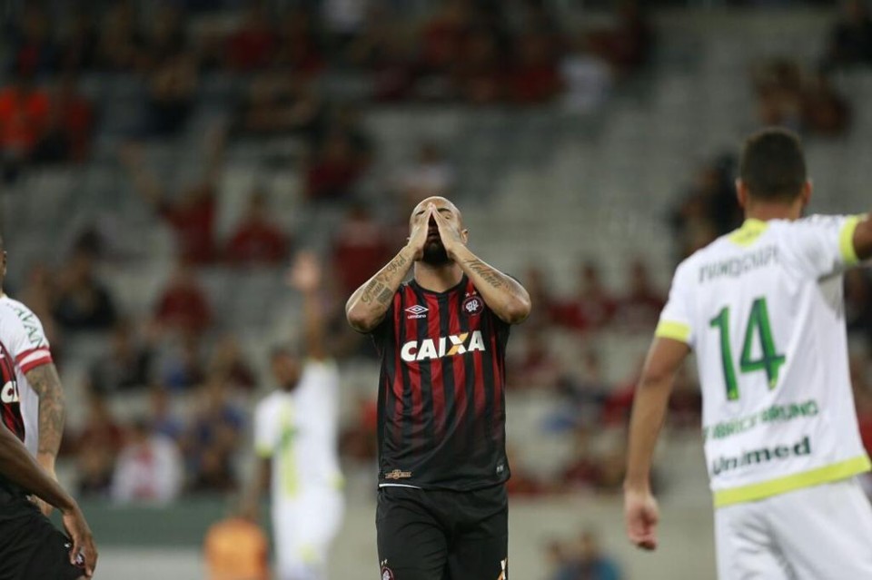Zagueiro Thiago Heleno lamenta oportunidade perdida contra a Chapecoense. | Jonathan Campos/Gazeta do Povo
