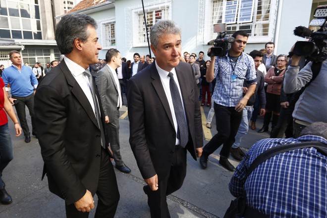 Richa ao lado do secretário da Fazenda: Mauro Ricardo foi escalado para negar possível aumento de ICMS. | Alexandre Mazzo/Gazeta do Povo