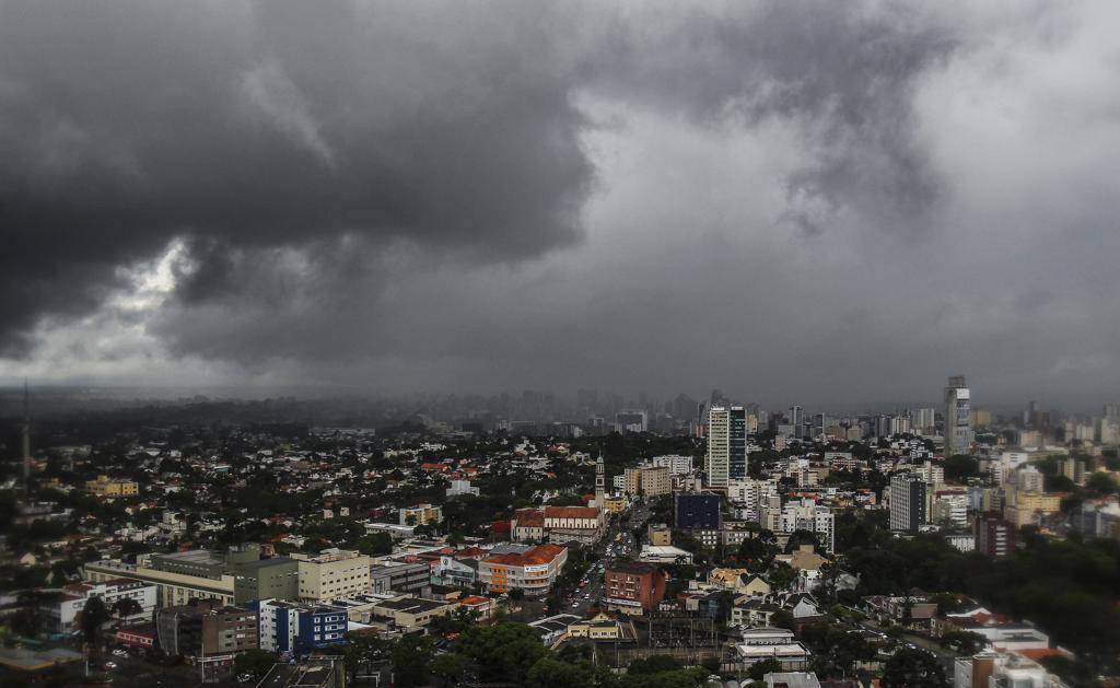 Instabilidade que chega nesta sexta (6) a Curitiba pode vir acompanhada de ventos intensos e granizo | Daniel Castellano/Gazeta do Povo